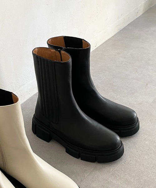 DouDou(ドゥドゥ)の「タンクソールサイドゴアショートブーツ(ブーツ・レディース・アイボリー/ブラック・MEDIUM/LARGE)」の2枚目の写真