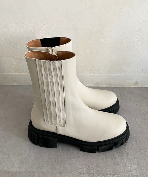 DouDou(ドゥドゥ)の「タンクソールサイドゴアショートブーツ(ブーツ・レディース・アイボリー/ブラック・MEDIUM/LARGE)」の5枚目の写真