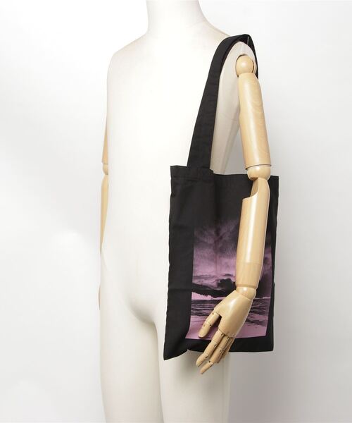 JOHN LAWRENCE SULLIVAN（ジョンローレンスサリバン）の「PRINT TOTE BAG（トートバッグ・メンズ・ピンク・ONE SIZE）」の2枚目の写真