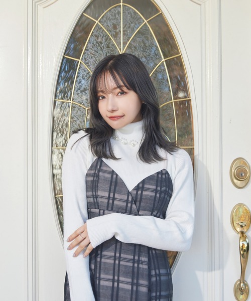 ANDGEEBEE（アンジービー）の「パール付きタートルニット（ニット/セーター・レディース・ブラック/ホワイト・MEDIUM）」の2枚目の写真