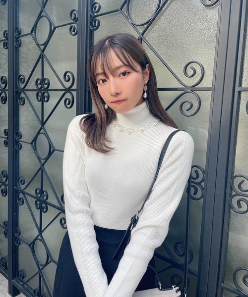 ANDGEEBEE（アンジービー）の「パール付きタートルニット（ニット/セーター・レディース・ブラック/ホワイト・MEDIUM）」の3枚目の写真