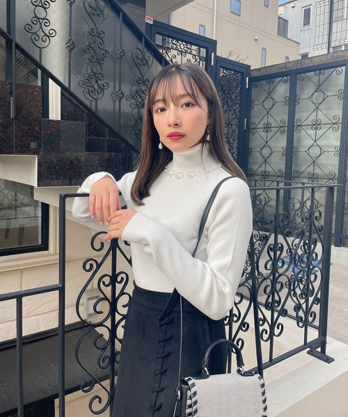 ANDGEEBEE（アンジービー）の「パール付きタートルニット（ニット/セーター・レディース・ブラック/ホワイト・MEDIUM）」の5枚目の写真