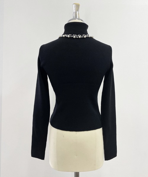 ANDGEEBEE（アンジービー）の「パール付きタートルニット（ニット/セーター・レディース・ブラック/ホワイト・MEDIUM）」の9枚目の写真
