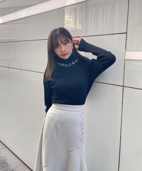 ANDGEEBEE（アンジービー）の「パール付きタートルニット（ニット/セーター・レディース・ブラック/ホワイト・MEDIUM）」の8枚目の写真