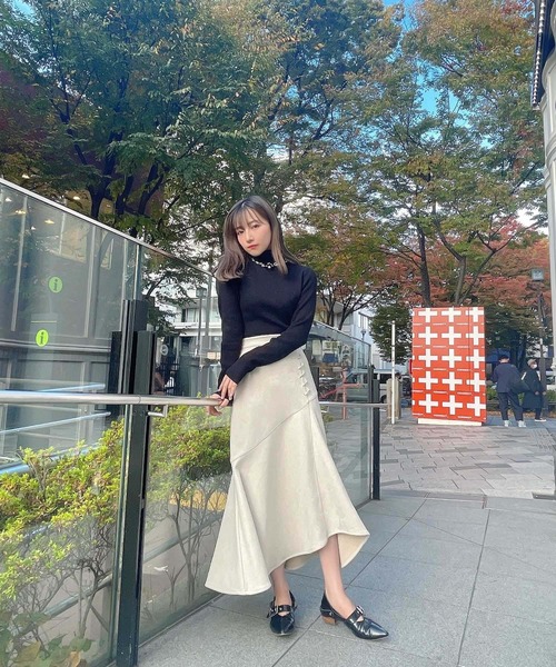 ANDGEEBEE（アンジービー）の「パール付きタートルニット（ニット/セーター・レディース・ブラック/ホワイト・MEDIUM）」の4枚目の写真