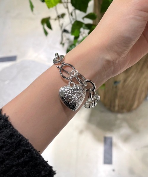 WHO'S WHO gallery（フーズフーギャラリー）の「ハートモチーフブレス（ブレスレット・レディース・シルバー・FREE）」の2枚目の写真