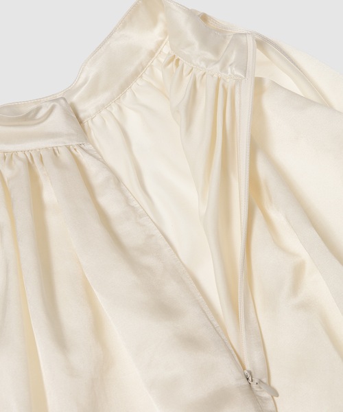 KINDER SALMON(キンダー サルモン)の「Mock Neck Sleeveless Blouse(シャツ/ブラウス・レディース・カーキ/アイボリー・ONE SIZE)」の5枚目の写真