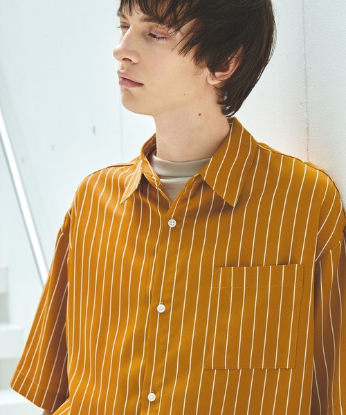 EMMA CLOTHES(エマクローズ)の「ドレープルーズオーバーストライプレギュラーカラー半袖シャツ EMMA CLOTHES 2023SS(シャツ/ブラウス・メンズ・グリーン/マスタード/ブラック/ピンク系/ホワイト・L/M)」の4枚目の写真