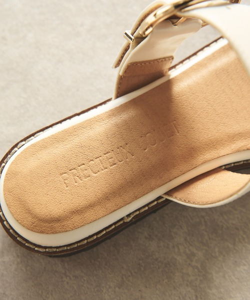 un dix cors(アンディコール)の「PRECIEUX JOUET(プレシュウジュエ)フラットベルトサンダル(サンダル・レディース・ホワイト/ブラック/キャメル・36/37/38)」の10枚目の写真