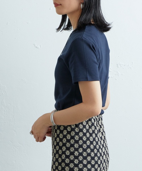 SHENERY（シーナリー）の「シンプルTee（Tシャツ/カットソー・レディース・オフホワイト/ブラウン/ネイビー・1/2）」の15枚目の写真