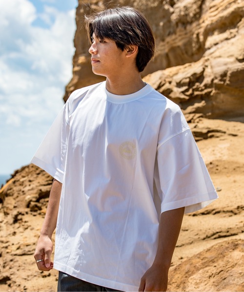 Quiksilver(クイックシルバー)の「【ZOZO限定アイテム】RUSH SS TEE/クイックシルバーバックプリント半袖ラッシュガード水陸両用Tシャツ(水着)(ラッシュガード・メンズ・ブラック/ホワイト・MEDIUM/LARGE/X-LARGE)」の3枚目の写真