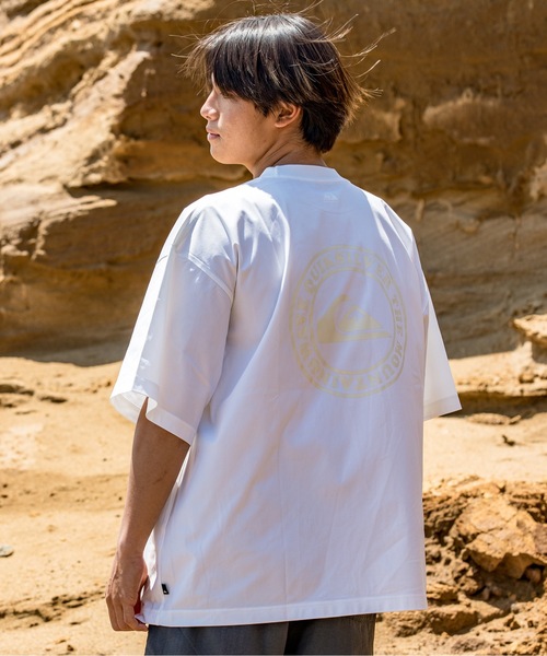 Quiksilver(クイックシルバー)の「【ZOZO限定アイテム】RUSH SS TEE/クイックシルバーバックプリント半袖ラッシュガード水陸両用Tシャツ(水着)(ラッシュガード・メンズ・ブラック/ホワイト・MEDIUM/LARGE/X-LARGE)」の11枚目の写真