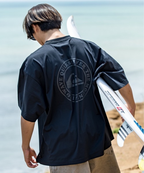 Quiksilver(クイックシルバー)の「【ZOZO限定アイテム】RUSH SS TEE/クイックシルバーバックプリント半袖ラッシュガード水陸両用Tシャツ(水着)(ラッシュガード・メンズ・ブラック/ホワイト・MEDIUM/LARGE/X-LARGE)」の18枚目の写真
