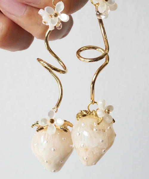 jolie minette/ゆらゆら いちご お花 デザイン ピアス（ピアス