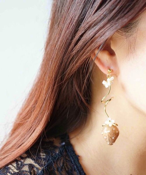 CERCA(チェルカ)の「jolie minette/ゆらゆら いちご お花 デザイン ピアス(ピアス(両耳用)・レディース・ベージュ/ブラック/ブラウン/クリア・FREE)」の7枚目の写真