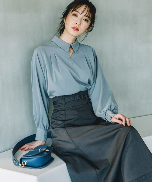 Andemiu（アンデミュウ）の「デザインネックエリブラウス 102202（シャツ/ブラウス・レディース・ブラック/イエロー/グリーン/オフホワイト・FREE）」の3枚目の写真