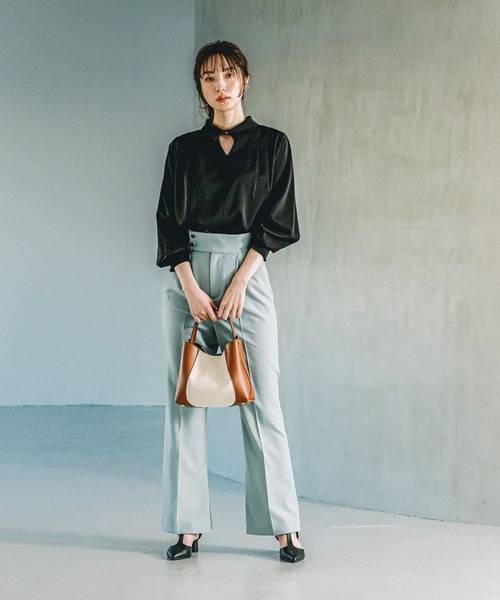 Andemiu（アンデミュウ）の「デザインネックエリブラウス 102202（シャツ/ブラウス・レディース・ブラック/イエロー/グリーン/オフホワイト・FREE）」の8枚目の写真