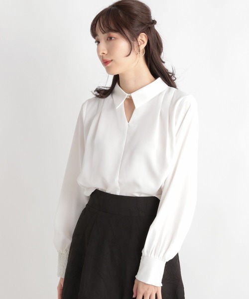 Andemiu（アンデミュウ）の「デザインネックエリブラウス 102202（シャツ/ブラウス・レディース・ブラック/イエロー/グリーン/オフホワイト・FREE）」の12枚目の写真