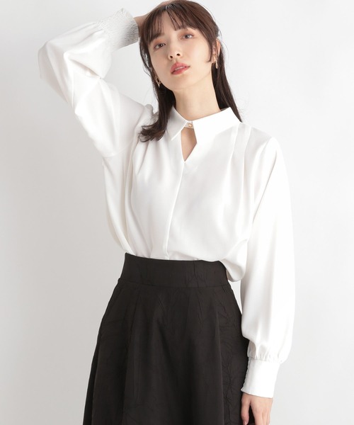 Andemiu（アンデミュウ）の「デザインネックエリブラウス 102202（シャツ/ブラウス・レディース・ブラック/イエロー/グリーン/オフホワイト・FREE）」の11枚目の写真