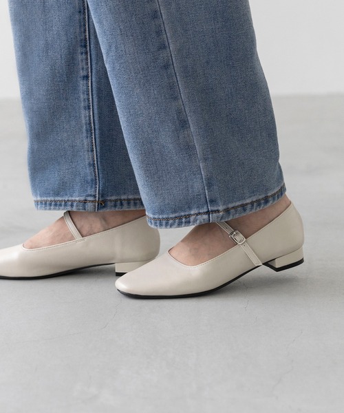 menue（メヌエ）の「やわらか スクエアトゥ メリージェーンパンプス（パンプス・レディース・グレイッシュベージュ/ブラック/ブラック系その他/シルバー/アイボリー・25.5cm/26.0cm/22.5cm/25.0cm/23.0cm/22.0cm/23.5cm/24.0cm/24.5cm/21.5cm）」の2枚目の写真