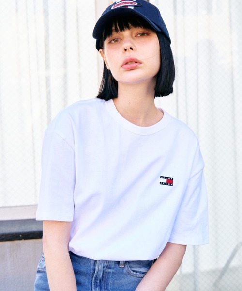tommy jeans（トミー ジーンズ）の「【オンライン限定】レギュラーバッジTシャツ（Tシャツ/カットソー・メンズ・ホワイト/ブラック/ネイビー/アイボリー・SMALL/MEDIUM/LARGE/X-LARGE/X-SMALL）」の2枚目の写真