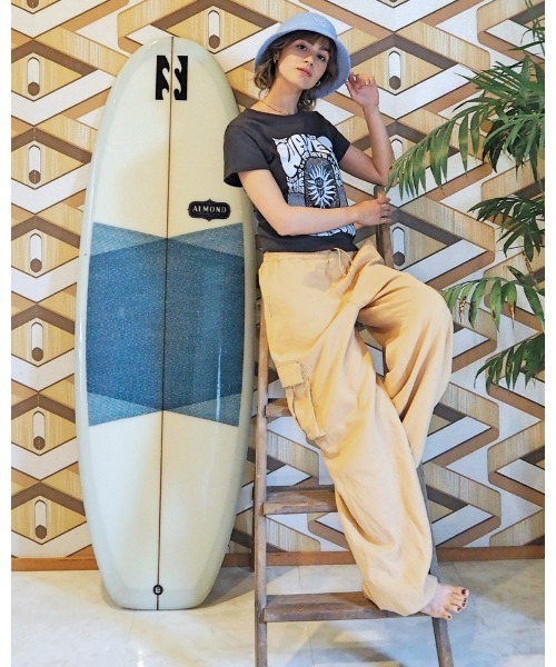 BILLABONG(ビラボン)の「BILLABONG レディース BABY FIT GRAPHIC TEE Tシャツ 【2024年春夏モデル】/ビラボンクロップドスリムフィット半袖Tシャツ(Tシャツ/カットソー・レディース・イエロー系その他/アイボリー/ブラック/パープル・MEDIUM)」の3枚目の写真