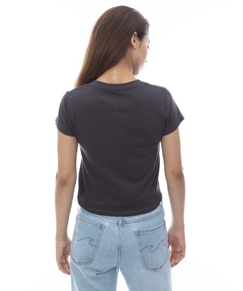 BILLABONG(ビラボン)の「BILLABONG レディース BABY FIT GRAPHIC TEE Tシャツ 【2024年春夏モデル】/ビラボンクロップドスリムフィット半袖Tシャツ(Tシャツ/カットソー・レディース・イエロー系その他/アイボリー/ブラック/パープル・MEDIUM)」の14枚目の写真