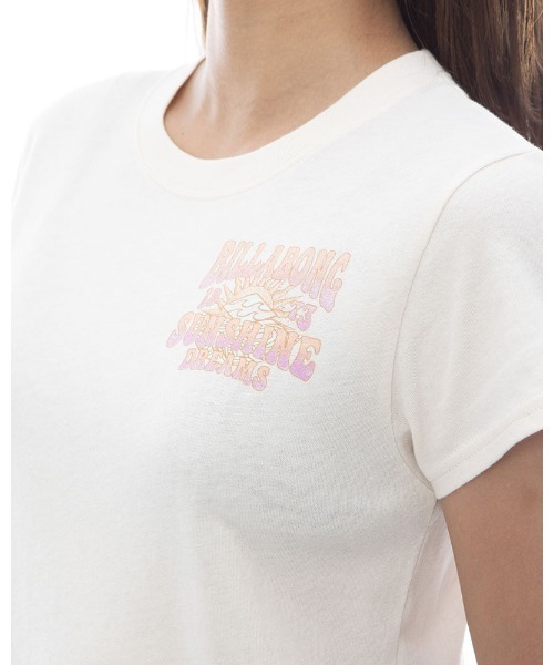 BILLABONG(ビラボン)の「BILLABONG レディース BABY FIT GRAPHIC TEE Tシャツ 【2024年春夏モデル】/ビラボンクロップドスリムフィット半袖Tシャツ(Tシャツ/カットソー・レディース・イエロー系その他/アイボリー/ブラック/パープル・MEDIUM)」の8枚目の写真