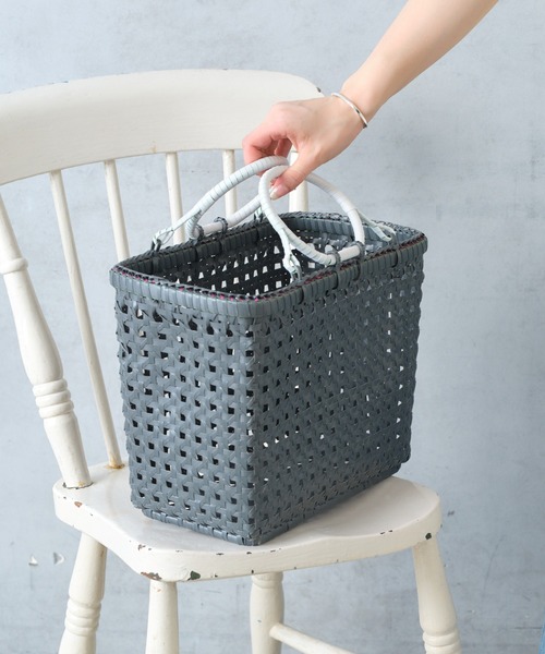 Actually（アクチュアリー）の「Lila Basket Mサイズ（かごバッグ・レディース・ホワイト/チャコールグレー・フリー）」の2枚目の写真