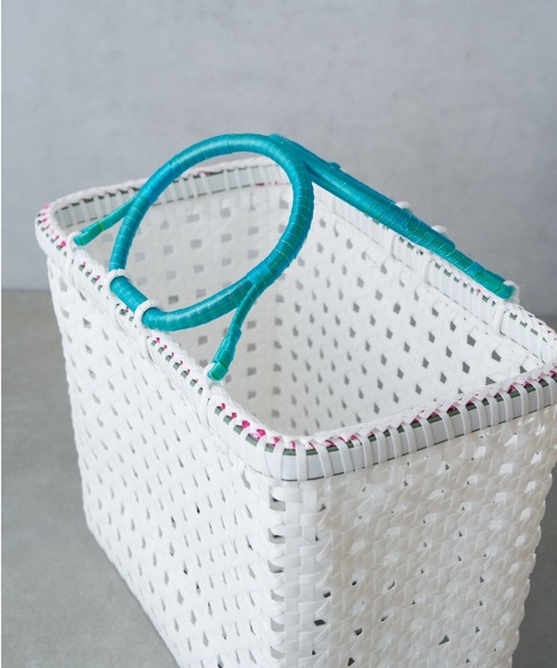 Actually（アクチュアリー）の「Lila Basket Mサイズ（かごバッグ・レディース・ホワイト/チャコールグレー・フリー）」の4枚目の写真