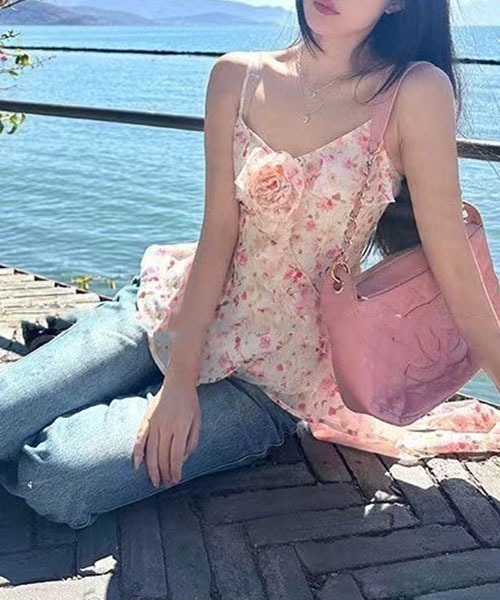 gossip!ロサンゼルス(ゴシップロサンゼルス)の「Vネック フリルキャミソール ロングリボン付き ウエストシェイプ 変形裾 レディース 花柄 無地 2 色展開(キャミソール・レディース・マルチ/ブラック・FREE)」の4枚目の写真
