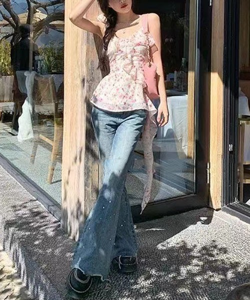 gossip!ロサンゼルス(ゴシップロサンゼルス)の「Vネック フリルキャミソール ロングリボン付き ウエストシェイプ 変形裾 レディース 花柄 無地 2 色展開(キャミソール・レディース・マルチ/ブラック・FREE)」の6枚目の写真