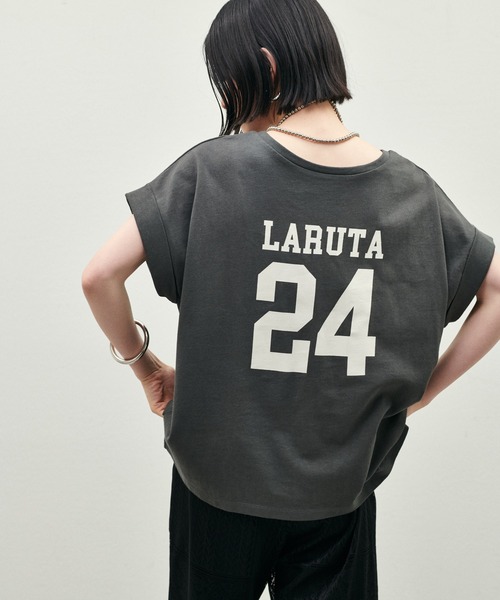 LARUTA（ラルータ）の「【LARUTA】LARUTA24袖口ロールUPロゴT（Tシャツ/カットソー・レディース・チャコールグレー/オフホワイト/ベージュ・FREE）」の2枚目の写真