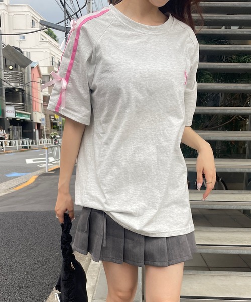 め GENTLEWOMANリボン付きホワイト半袖Tシャツ セール】ピンクリボンTシャツ（Tシャツ/カットソー）｜ROGER