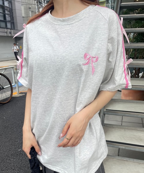 め GENTLEWOMANリボン付きホワイト半袖Tシャツ セール】ピンクリボンTシャツ（Tシャツ/カットソー）｜ROGER