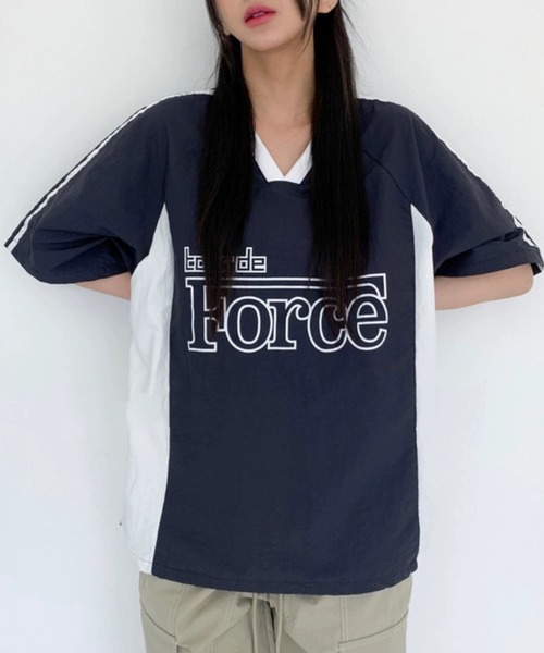 Per sist ence(パーシエンス)の「カレッジロゴVネックナイロントップス(Tシャツ/カットソー・レディース・ホワイト/ネイビー/ブラック・FREE)」の3枚目の写真