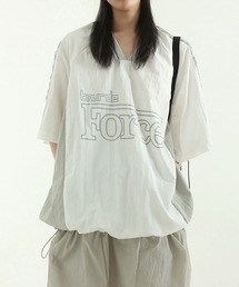 Per sist ence（パーシエンス）の「カレッジロゴVネックナイロントップス（Tシャツ/カットソー）」