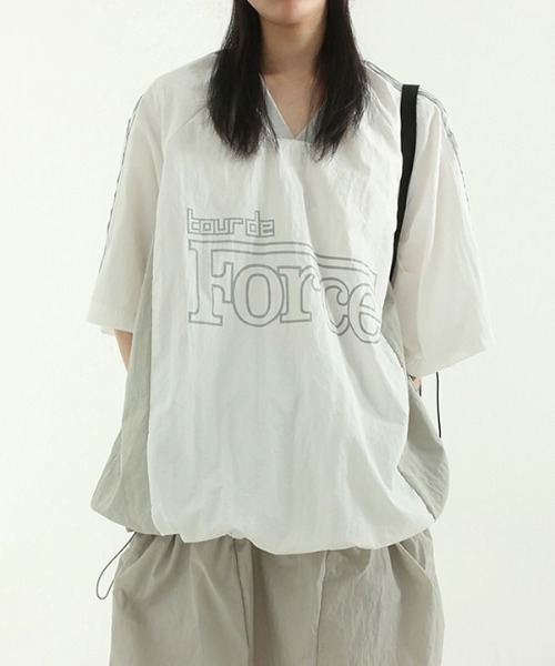 Per sist ence(パーシエンス)の「カレッジロゴVネックナイロントップス(Tシャツ/カットソー・レディース・ホワイト/ネイビー/ブラック・FREE)」の2枚目の写真
