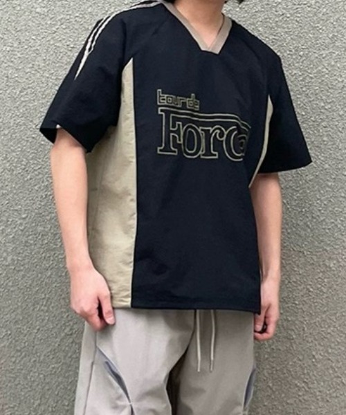 Per sist ence(パーシエンス)の「カレッジロゴVネックナイロントップス(Tシャツ/カットソー・レディース・ホワイト/ネイビー/ブラック・FREE)」の1枚目の写真