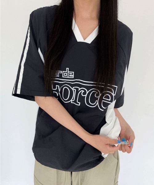 Per sist ence(パーシエンス)の「カレッジロゴVネックナイロントップス(Tシャツ/カットソー・レディース・ホワイト/ネイビー/ブラック・FREE)」の9枚目の写真