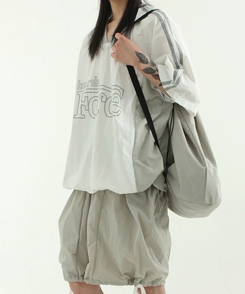 Per sist ence(パーシエンス)の「カレッジロゴVネックナイロントップス(Tシャツ/カットソー・レディース・ホワイト/ネイビー/ブラック・FREE)」の4枚目の写真