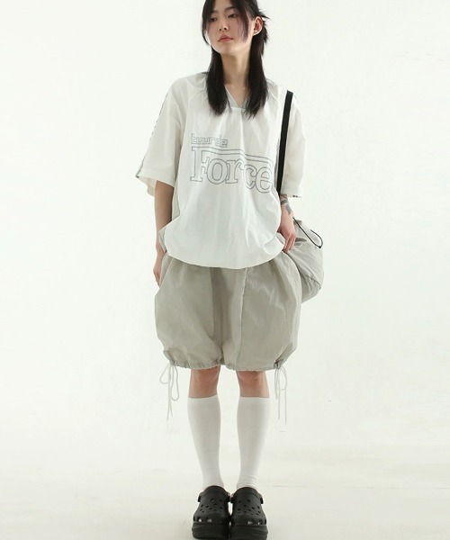 Per sist ence(パーシエンス)の「カレッジロゴVネックナイロントップス(Tシャツ/カットソー・レディース・ホワイト/ネイビー/ブラック・FREE)」の5枚目の写真