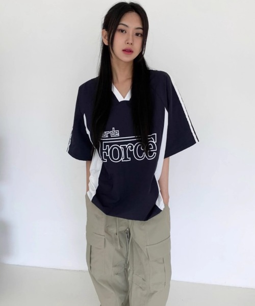 Per sist ence(パーシエンス)の「カレッジロゴVネックナイロントップス(Tシャツ/カットソー・レディース・ホワイト/ネイビー/ブラック・FREE)」の13枚目の写真