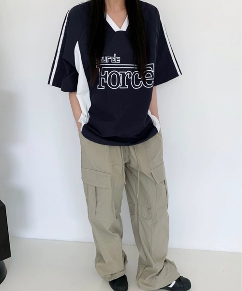 Per sist ence(パーシエンス)の「カレッジロゴVネックナイロントップス(Tシャツ/カットソー・レディース・ホワイト/ネイビー/ブラック・FREE)」の14枚目の写真
