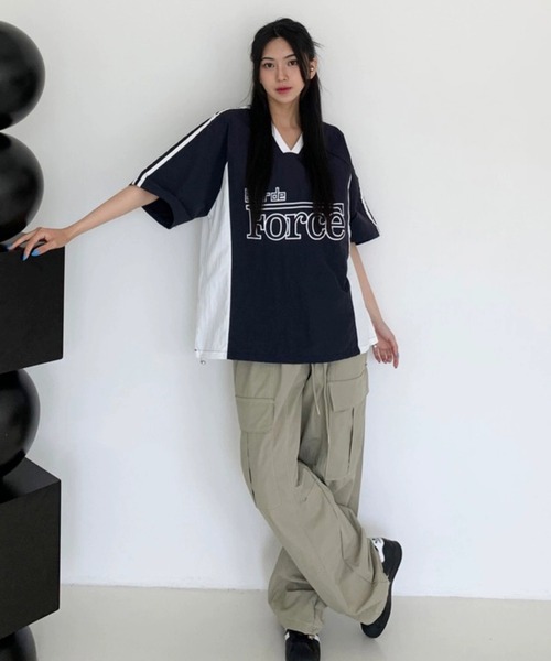 Per sist ence(パーシエンス)の「カレッジロゴVネックナイロントップス(Tシャツ/カットソー・レディース・ホワイト/ネイビー/ブラック・FREE)」の15枚目の写真