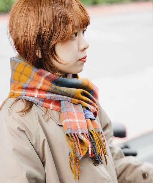 BEAMS BOY（ビームスボーイ）の「HIGHLAND TWEEDS / チェック ストール 小（マフラー・レディース・オレンジ系その他/ブルー/ブルー系その他2/ホワイト/レッド/グリーン/ベージュ/インディゴブルー・ONE SIZE）」の8枚目の写真