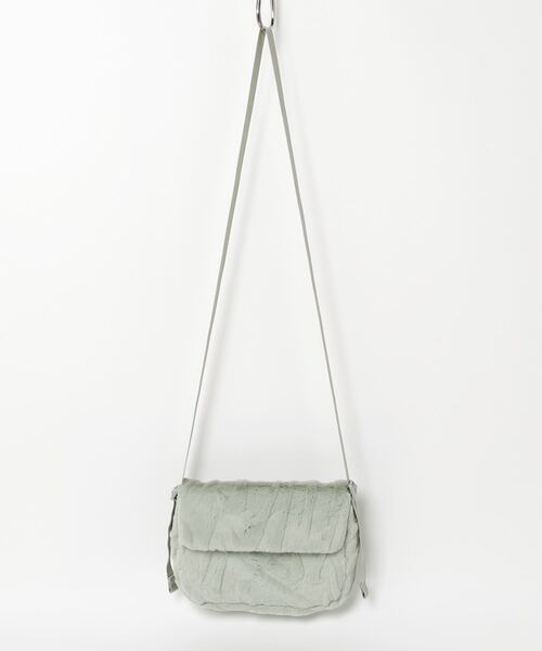 NIKE(ナイキ)の「NIKE NK NSW FTRA 365 FUR CRSBY / ナイキ ウィメンズ NSW FTRA 365 FUR クロスボディ 【SP】(ショルダーバッグ・レディース・グリーン/ブラック/レッド・ONE SIZE)」の4枚目の写真