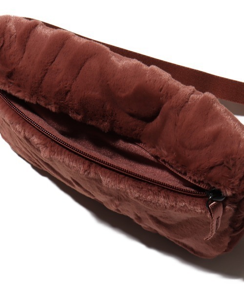 NIKE(ナイキ)の「NIKE NK NSW FTRA 365 FUR CRSBY / ナイキ ウィメンズ NSW FTRA 365 FUR クロスボディ 【SP】(ショルダーバッグ・レディース・グリーン/ブラック/レッド・ONE SIZE)」の17枚目の写真