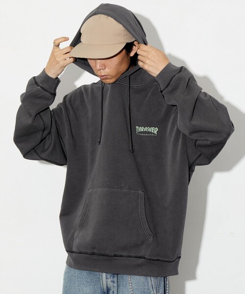 FREAK'S STORE（フリークスストア）の「限定展開 THRASHER×FREAK'S STORE /スラッシャー  別注 ピグメントダイ ワンポイントロゴ パーカー（パーカー・メンズ・ピンク/ホワイト/ブラック/サックスブルー・LARGE/SMALL/MEDIUM）」の3枚目の写真