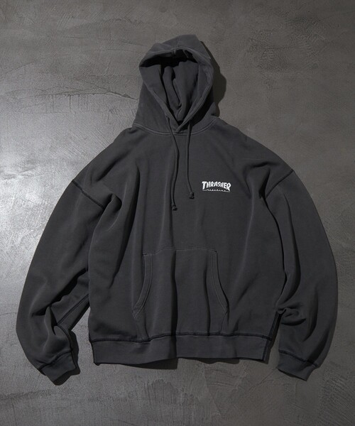 FREAK'S STORE（フリークスストア）の「限定展開 THRASHER×FREAK'S STORE /スラッシャー  別注 ピグメントダイ ワンポイントロゴ パーカー（パーカー・メンズ・ピンク/ホワイト/ブラック/サックスブルー・LARGE/SMALL/MEDIUM）」の5枚目の写真